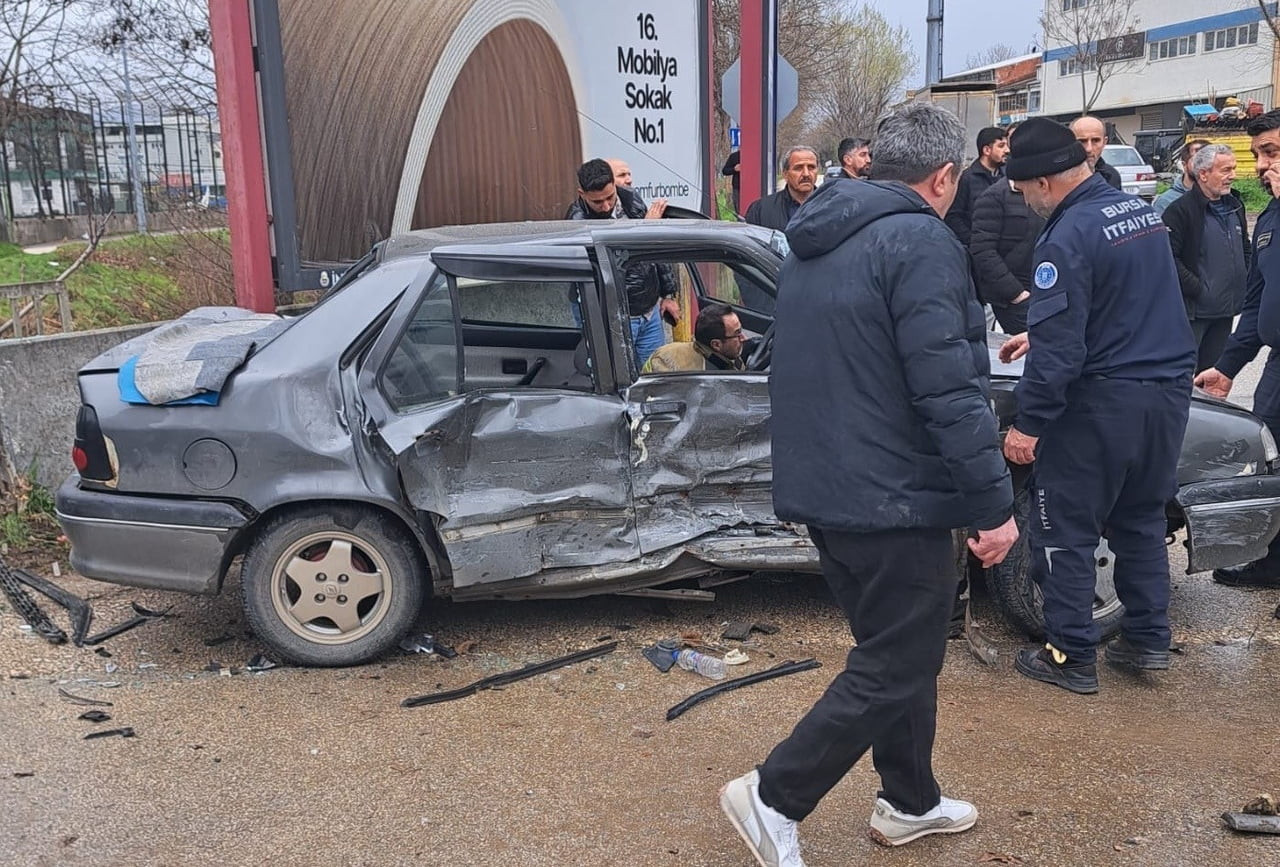 2 ARACIN KARIŞTIĞI KAZADA 4’Ü ÇOCUK 9 KİŞİ YARALANDI