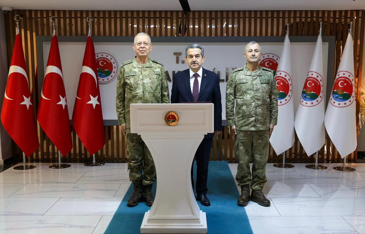 2. Ordu Komutanı Korgeneral Zorlu Topaloğlu (solda), Şırnak Valisi Birol Ekici'ye (ortada)...