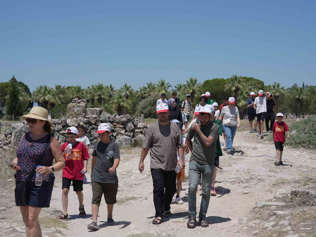 2. ULUSLARARASI PAMUKKALE AÇIK SATRANÇ TURNUVASI KAPSAMINDA KENTE GELEN 24 ÜLKEDEN BİNİ AŞKIN...