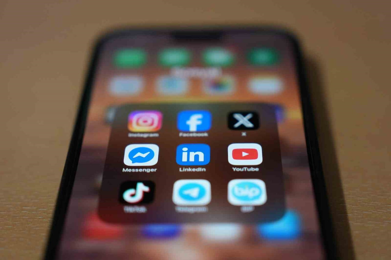 2020 YILINDA YAPILAN YASAL DÜZENLEMEYLE GÜNLÜK ERİŞİMİ 1 MİLYONU AŞAN SOSYAL MEDYA PLATFORMLARINA...