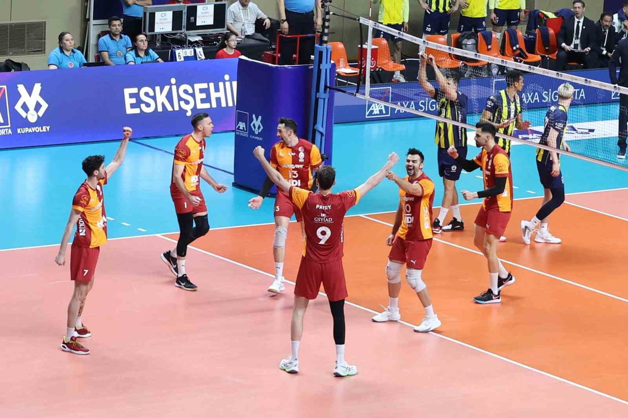 2026 ERKEKLER AXA SİGORTA KUPA VOLEY YARI FİNAL MAÇINDA GALATASARAY, FENERBAHÇE'Yİ 3-1 MAĞLUP...