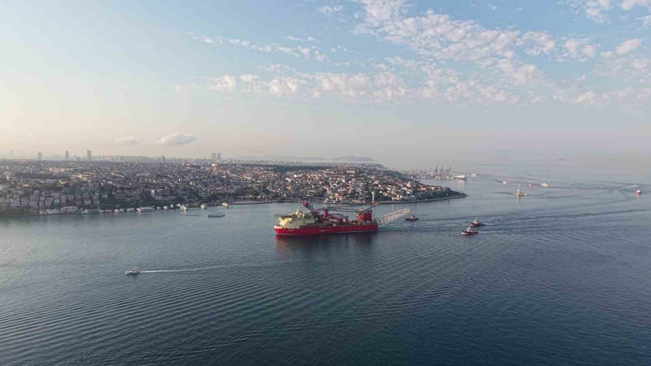 215 METRELİK BORU DÖŞEME GEMİSİNİN GEÇİŞİ SEBEBİYLE BOĞAZ HATTI ÇİFT YÖNLÜ TRAFİĞE...