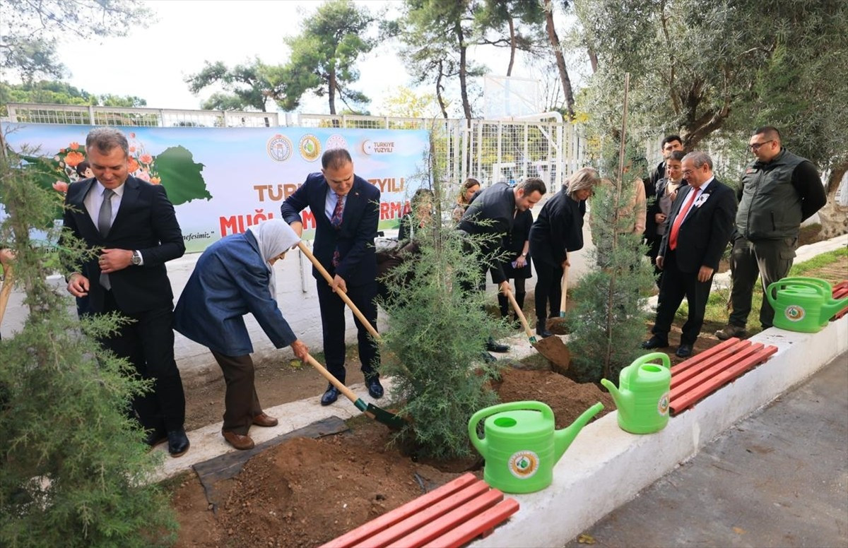 24 Kasım Öğretmenler Günü nedeniyle Muğla'da görev yapan 16 bin 453 öğretmen adına fidan dikildi....