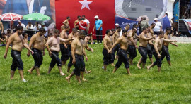 Afyonkarahisar’da ata sporu coşkusu: Pehlivanlar er meydanına çıktı