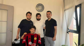 Üni Nefer, Eskişehirspor'un minik kahramanı Hüseyin Buğra'yı ziyaret etti