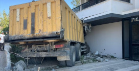 Mersin'de Hafriyat Kamyonu Apartmanın Balkonuna Çarptı