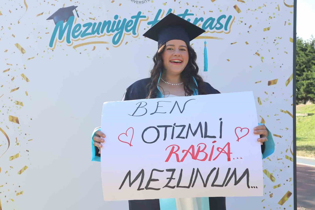 29 YAŞINDAKİ RABİA AYTEK, OKULUNDAKİ İLK VE TEK OTİZMLİ ÖĞRENCİ OLARAK İSTANBUL MEDENİYET...