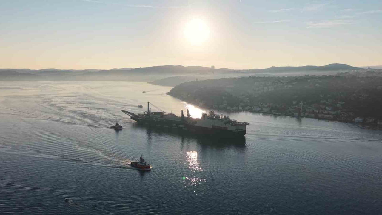 325 METRELİK DEV BORU DÖŞEME GEMİSİ İSTANBUL BOĞAZI’NDAN GEÇİŞ YAPTI. BOĞAZ TRAFİĞE...