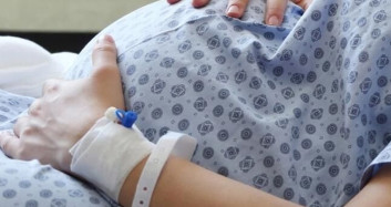 Akıllara Durgunluk Veren Olay: Pakistan'da Hamile Kadın Erkek Çocuğu Olsun Diye Kafasını Çiviletmiş!