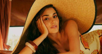 Hande Erçel’den güneşi kıskandıracak pozlar! Can Yaman restinin ardından mini elbisesi ile ateş etti