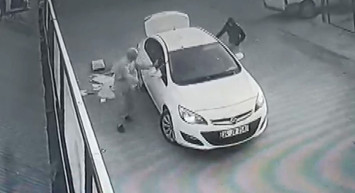 100 bin TL'lik soygun yaptılar üstüne 80 yaşındaki adamdan sopa yiyip kaçtılar