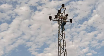 12 metrelik elektrik direğinde akıma kapıldı ve asılı kaldı! Korkutan anlar