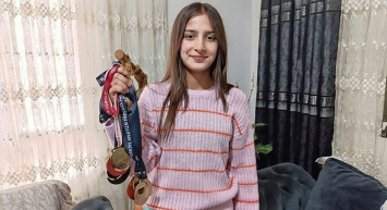 13 yaşındaki Emine Elif sırıkla atlamada Türkiye rekoru kırdı