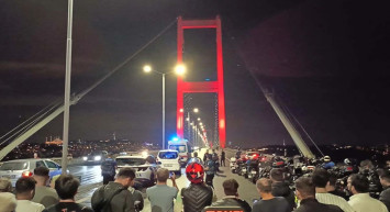 15 Temmuz Şehitler Köprüsü’nde trafiği kilitlemişti: İçişleri Bakanı şahsın gözaltına alındığını duyurdu