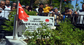 15 Temmuz'un kahramanına ziyaretçi akını! Ömer Halisdemir kabrinde yoğun ilgi