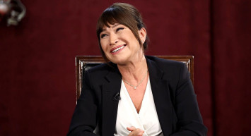 15 yıl aranın ardından tiyatro sahnesine dönen Demet Akbağ Aydınlıkevler'in galasında duygu dolu anlar yaşadı