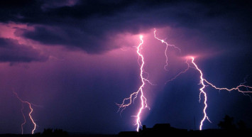 2 saatte 61 bin yıldırım düştü: Çok sayıda kişi hayatını kaybetti