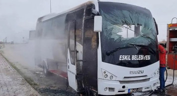 25 öğrencinin olduğu midibüs bir anda alev aldı!
