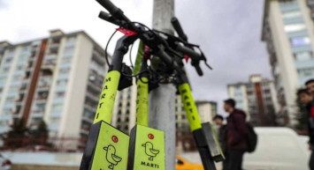 3 kişi scooter’a bindiler: Bebeğin hayatını da riske ettiler