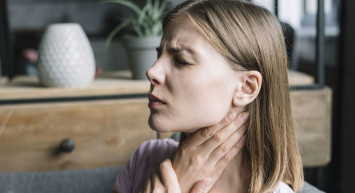 40 yaş üzeri kişilerde görülüyor: Ses kısıklığı, boğaz ve kulak ağrısıyla ortaya çıkıyor