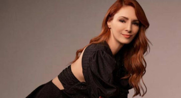 43 yaşındaki Mine Tugay'ın mini etekli pozu sosyal medyayı salladı!