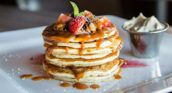 5 dakikada altın rengi pankekler sofralarınızın vazgeçilmezi olacak! Tam ölçü pankek tarifi