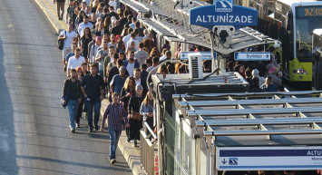 5 yıldır çözülemeyen metrobüs problemi! Altunizade yine kilitlendi, yüzlerce insan yolda kaldı