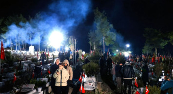 6 Şubat depreminde hayatını kaybedenler mezar başlarında anıldı