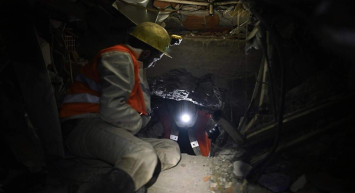 8 yaşındaki kız günler sonra kurtarıldı: Domuz damı tahkimatı ile enkazdan çıkardılar