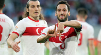 A Milli Futbol Takımı kaptanı Hakan Çalhanoğlu Teknik Direktör Stefan Kuntz'a yardımcı olmaya çalıştığını söyledi