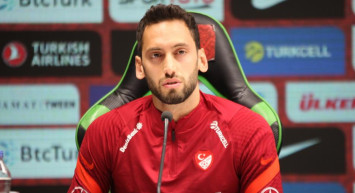 A Milli Takım'ın yeni kaptanı Hakan Çalhanoğlu, İtalya maçı öncesi basın toplantısında açıklamalarda bulundu