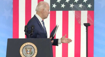 ABD Başkanı Joe Biden etrafında kimse yokken boşlukla tokalaştı: Ülkede gündem oldu