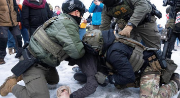 ABD'de, ICE polisine tepki olarak düzenlenen protestolarda en az 30 kişi gözaltına alındı