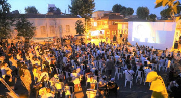 Açık hava etkinlikleri için kullanılabilecek en iyi 10 projektör modeli