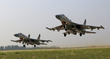 Ada çevresinde gerilim artıyor: Savaş gemileri ve uçakları bölgeye akın etti