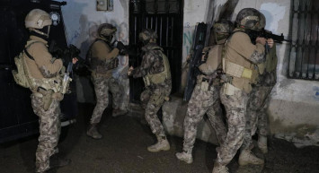 Adana'da DEAŞ'a şafak operasyonu! Kapılar kırıldı, 3 şüpheli kıskıvrak yakalandı