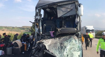Adana’da depremzede öğrencileri taşıyan otobüs kaza yaptı: Ölü ve yaralılar var