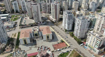 Adana’da okulun yanındaki ağır hasarlı bina korku saçıyor