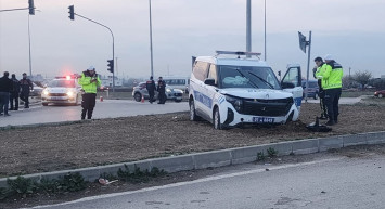 Adana'da Polis Aracıyla Çarpışan Otomobil Kazası