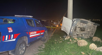 Adıyaman'da can pazarı! Otomobil direğe çarptı