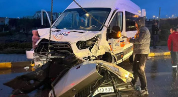 AFAD ekibi kaza geçirdi!  Çarptığı otomobil ortadan ikiye ayrıldı: Ölü ve yaralılar var