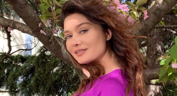 Afra Saraçoğlu ile tiyatro sahnelerinin tozunu dumanına katan Nurgül Yeşilçay sevenlerinin yüreğini ağzına getirdi