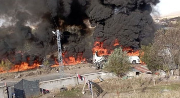 Ağrı'da can pazarı kamyonla çarpışan otobüs alev aldı: Ölü ve yaralılar var