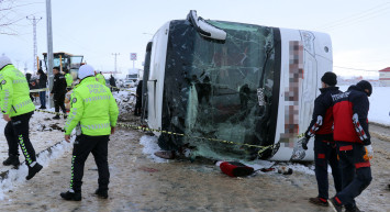Ağrı'da trafik kazası: yolcu otobüsünün devrilmesi sonucu 12 kişi yaralandı