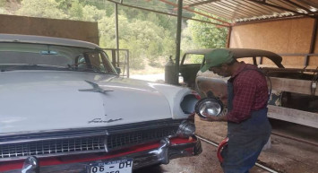 Ahırda restore ettiği 1955 model otomobili trafiğe çıkardı! Klasik otomobillerini çocuklarına bırakacak