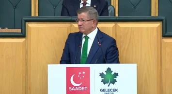 Ahmet Davutoğlu kürsüde ağladı