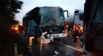 AK Parti seçmenlerini taşıyordu: Otobus tıra çarptı! 22 yaralı var