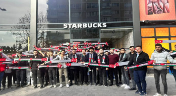 AK Partili gençlerden Starbucks’a tepki: Yarım saatlik yer kapatma eylemi gerçekleştirildi