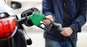 Akaryakıt fiyatları gece yarısı değişti: Petrolde düşüş hız kesmeden sürüyor