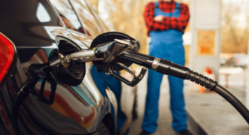 Akaryakıt fiyatları yeniden değişti: Benzinden sonra motorine de indirim geldi